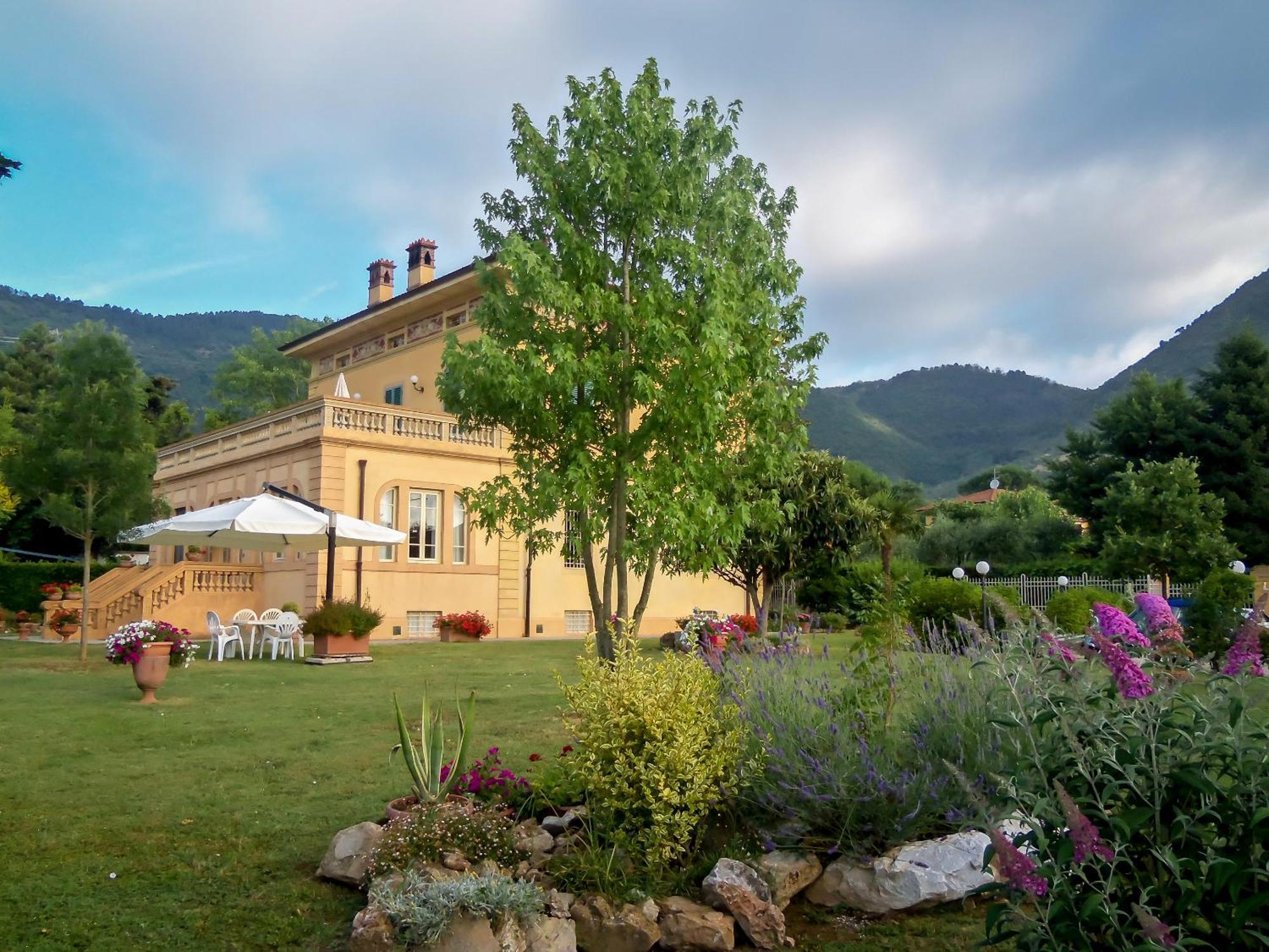 Marta Guest House Lucca Luaran gambar